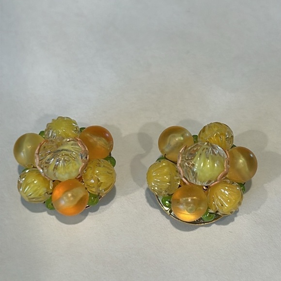 Vintage 1950s yellow round bead double strand necklace and matching earrings - Picture 3 of 9